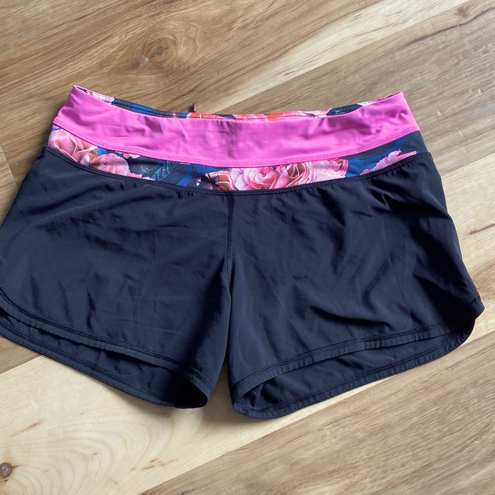 42 -Lululemon Groovy Run Short *4-way Stretch
Black / Pow Pink -Secret Garden